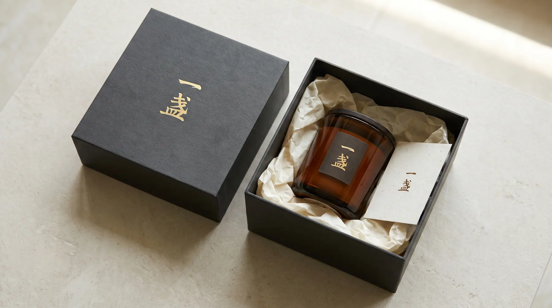 一盏礼盒打开，内有琥珀色蜡烛
